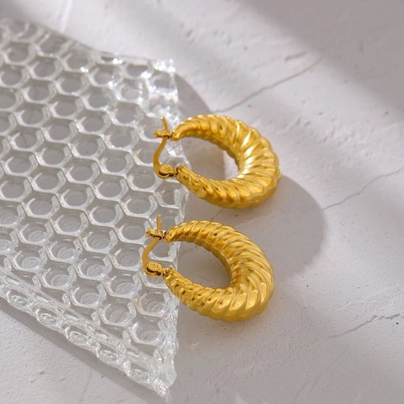 NEW 18K Gold Plated Croissant Hoop Earrings - Picture 4 of 5